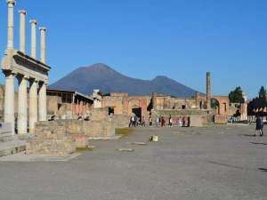 View of the Forum, looking toward the Tempio di Giove - click to enlarge View of the Forum, looking toward the Tempio di Giove